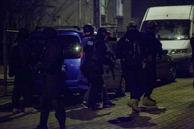 Policjanci z poznańskiej Grupy Realizacyjnej ewakuowali mieszkańców, otoczyli budynek i weszli do domu. Napastnik został obezwładniony i aresztowany.