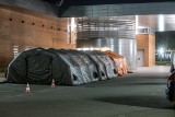 Koronawirus w Poznaniu: Strażacy rozstawili namioty przy szpitalu na Szwajcarskiej [ZDJĘCIA]