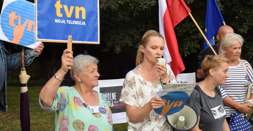 "Wolne media, wolni ludzie, wolna Polska". W Stargardzie odbyła się demonstracja w obronie wolnych mediów. ZDJĘCIA, RELACJE LIVE