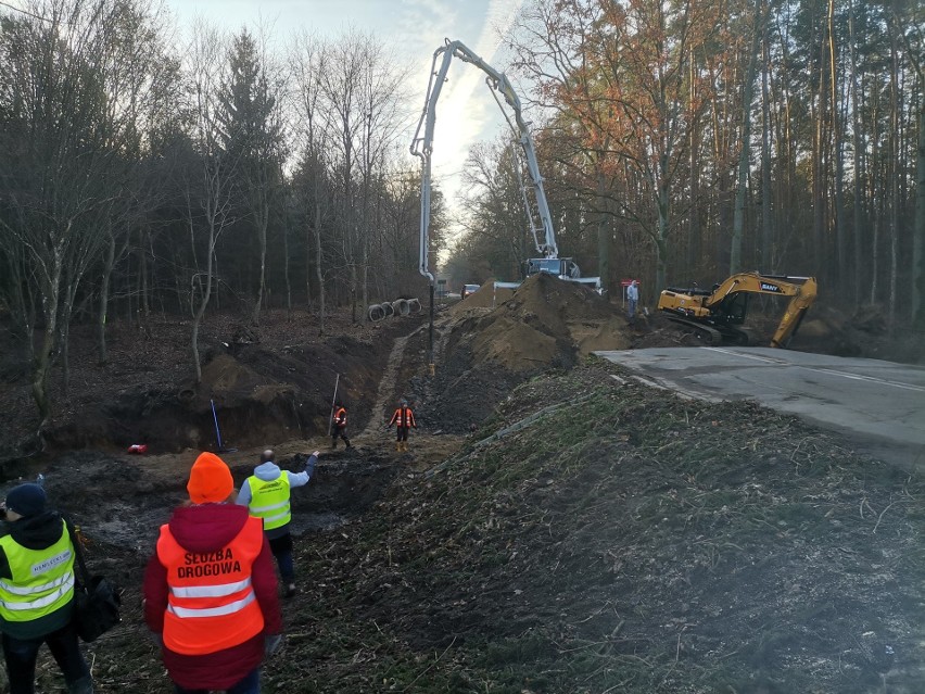 Rozpoczęły się prace nad odtworzeniem drogi wojewódzkiej nr...