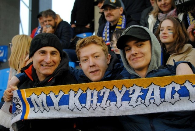 Wierni fani przyszli na piątkowy mecz nie patrząc na zimno, słaby inauguracyjny mecz w Gorzowie czy ceny biletów