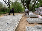 Będzie nowe miejsce na spacery w Białobrzegach. Trwa budowa deptaka wzdłuż kanału między jeziorem a Pilicą, powstanie też parking