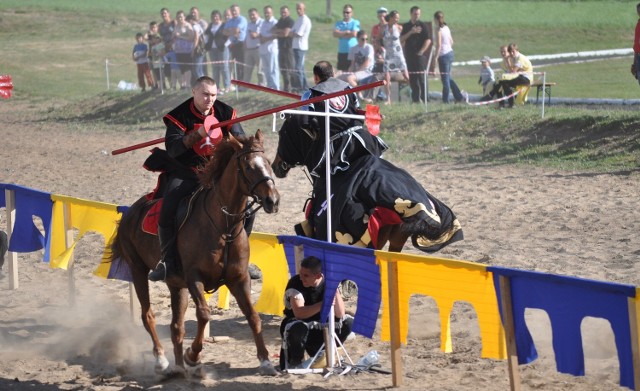 Turniej rycerski w Świeciu nad Osą organizowany jest co roku. Na pierwszym planie - walczy rycerz Mateusz Rzepka.