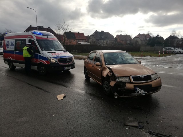 We wtorek w godzinach popołudniowych doszło do wypadku przy ul. Mieszka I w Koszalinie. Kierowca renault nie ustąpił pierwszeństwa jadącemu skodą i doszło do zderzenia pojazdów. W jego wyniku poszkodowanego kierowcę renault odwieziono do szpitala, ale jego życiu nie zagraża niebezpieczeństwo. Obie kierujące osoby był trzeźwe. Sprawca zdarzenia został ukarany mandatem karnym. Wystąpiły też przejściowe trudności w ruchu drogowym na tym odcinku.Krzysztof MarczykZobacz także Wypadek w Mostowie (archiwum)