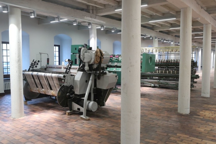 Wielka mobilizacja w muzeum włókiennictwa w Łodzi, ogromne maszyny są przenoszone z magazynu do sal wystawienniczych