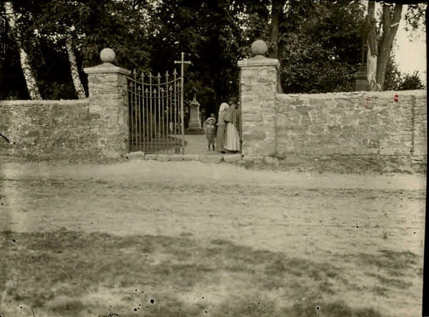 Brama na cmentarz, od zachodniej strony, przy kościele...