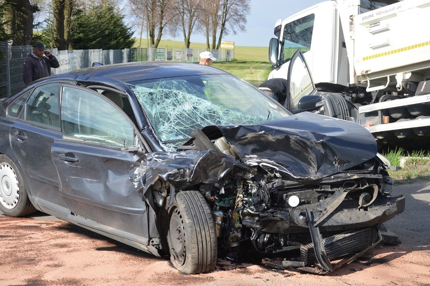 Wypadek na jerzmanówce. Osobówka uderzyła w TIR-a [FOTO]