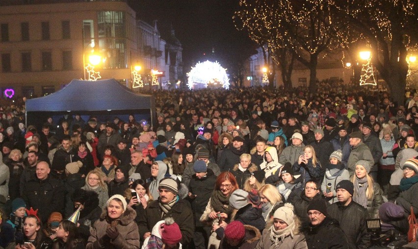 Sylwester 2016 w Radomiu. Mieszkańcy tłumnie przywitali Nowy Rok przed Urzędem Miejskim