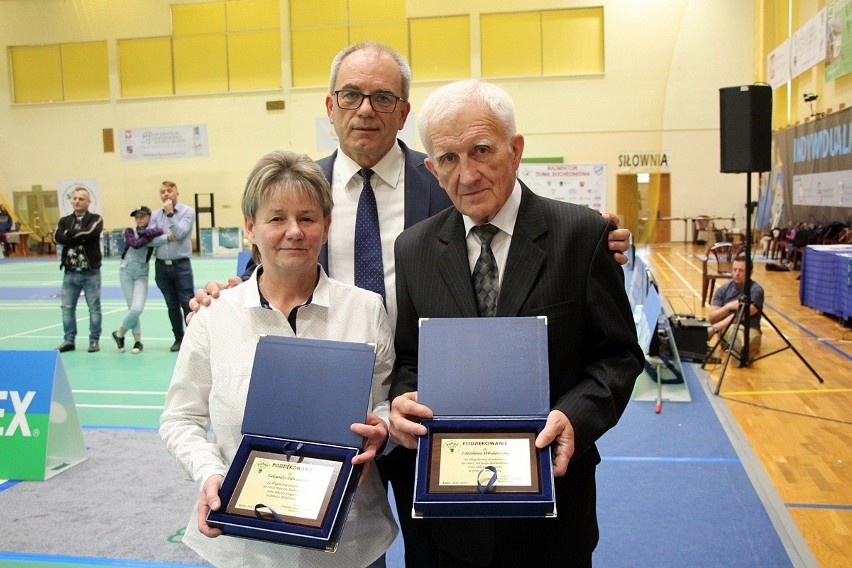 Aleksandra Dąbczyńska i Zdzisław Włodarczyk pracują na rzecz badmintonowej od wielu lat. Gratlował im Zbigniew Wojciechowski, prezes ŚZB