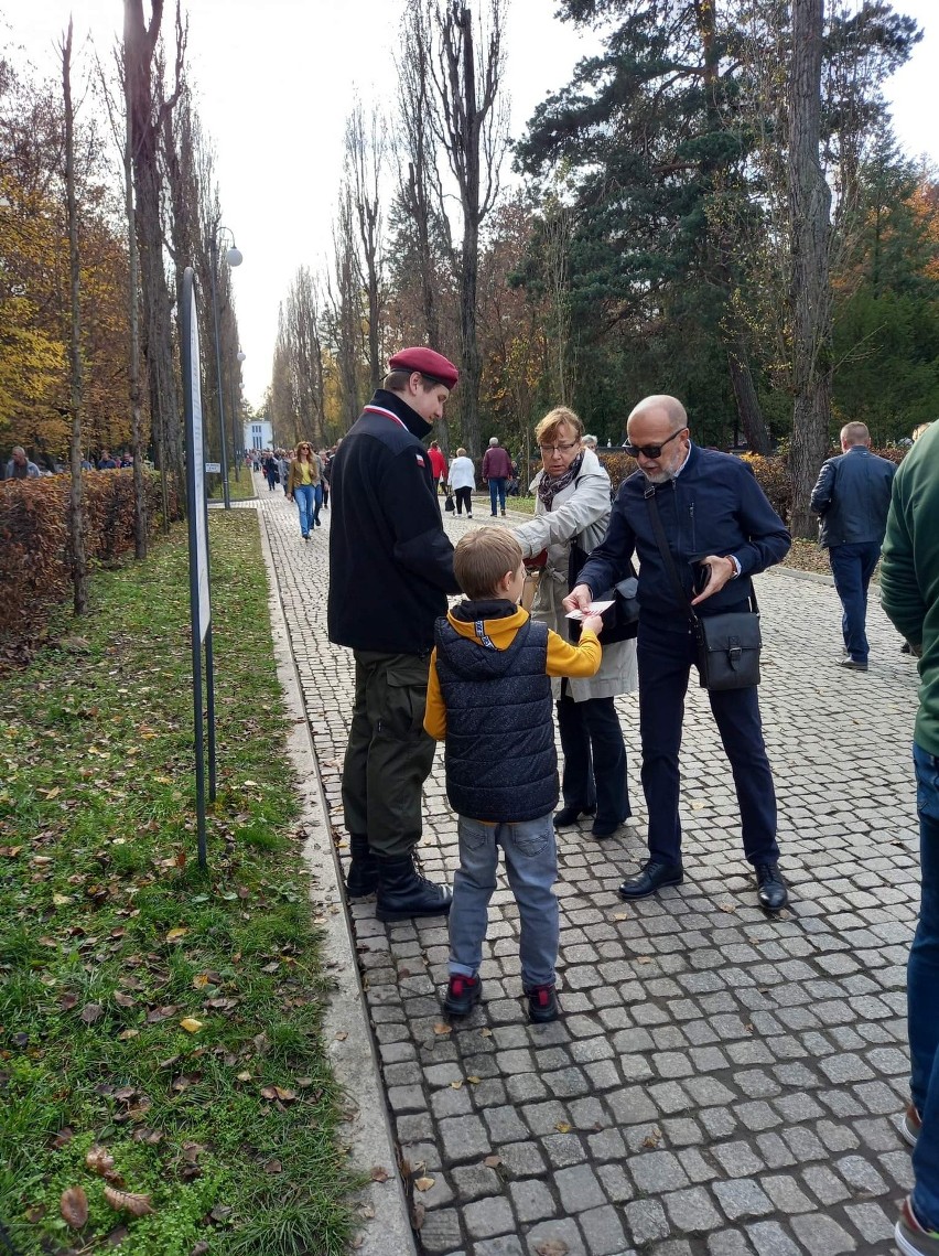 Kibice kwestowali 1 listopada na cmentarzu komunalnym w...