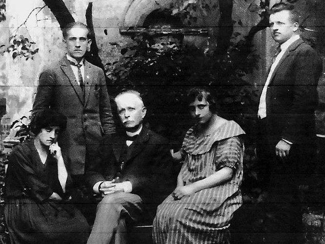 Wielichowo, lata 1923-1925. Grono nauczycielskie, z lewej stoi Franciszek Kozubal