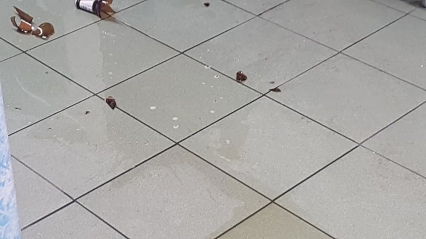 Brutalny atak w sklepie przy ulicy Zwierzynieckiej w Tarnobrzegu. Policja szuka sprawców (ZDJĘCIA)