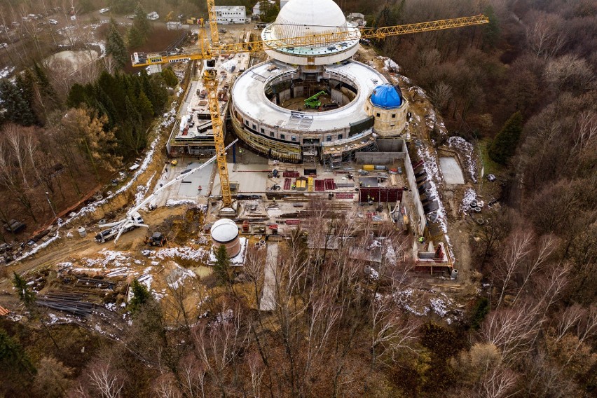 Widać postęp prac. Tak zmienia się Planetarium Śląskie w...