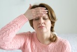 Co powoduje bóle głowy? Przyczyny i rodzaje bólu głowy u dorosłego i dziecka, ich lokalizacja i sposoby łagodzenia. Co na ból głowy w ciaży?