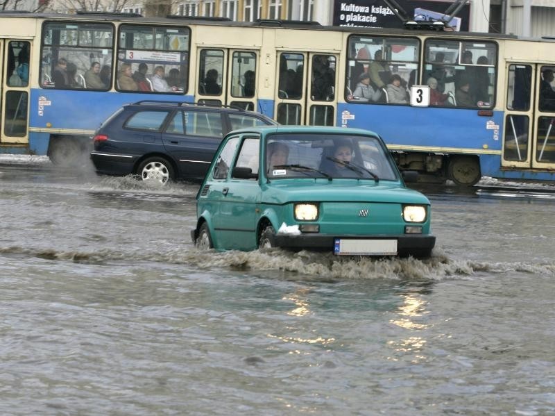 23.02.2006. Woda z pękniętej rury zalała Plac Strzegomski