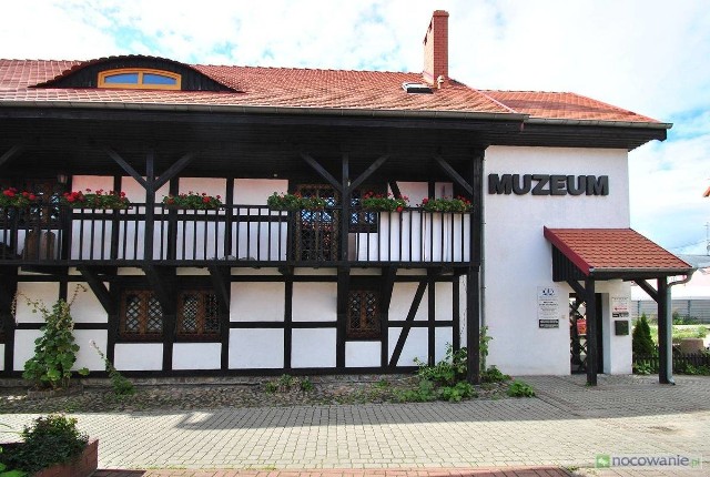 Muzeum Ziemi Usteckiej mieści się przy ul. Marynarki Polskiej 62a w Ustce.