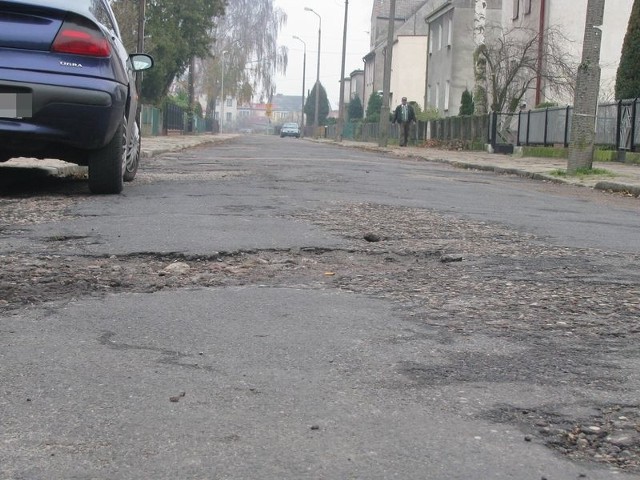 Miasto ma mniej niż przed rokiem pieniędzy na drogi i chce się skupić m.in. na tworzeniu takich z prawdziwego zdarzenia. Dużą szansę na poprawę ma też pełna dziur ulica Moniuszki.