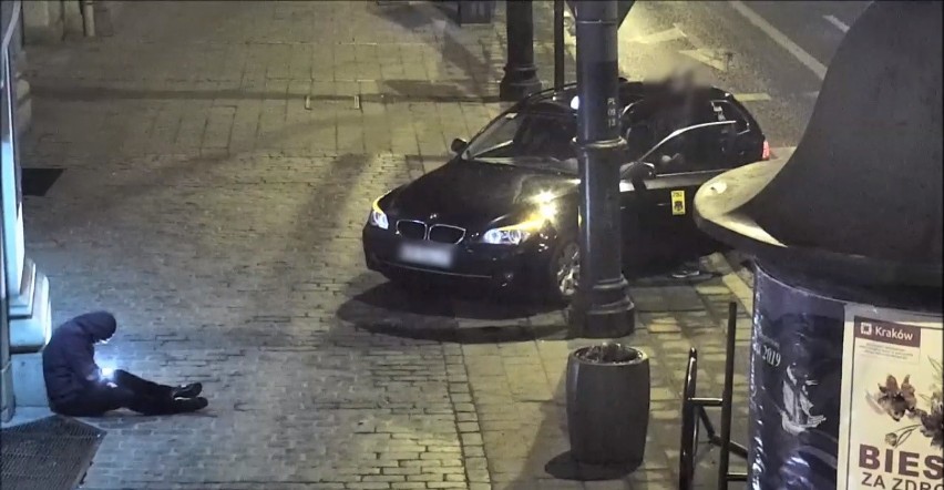 Kraków. Taksówkarz okradł nietrzeźwego mężczyznę. Wszytko się nagrało [ZOBACZ WIDEO]