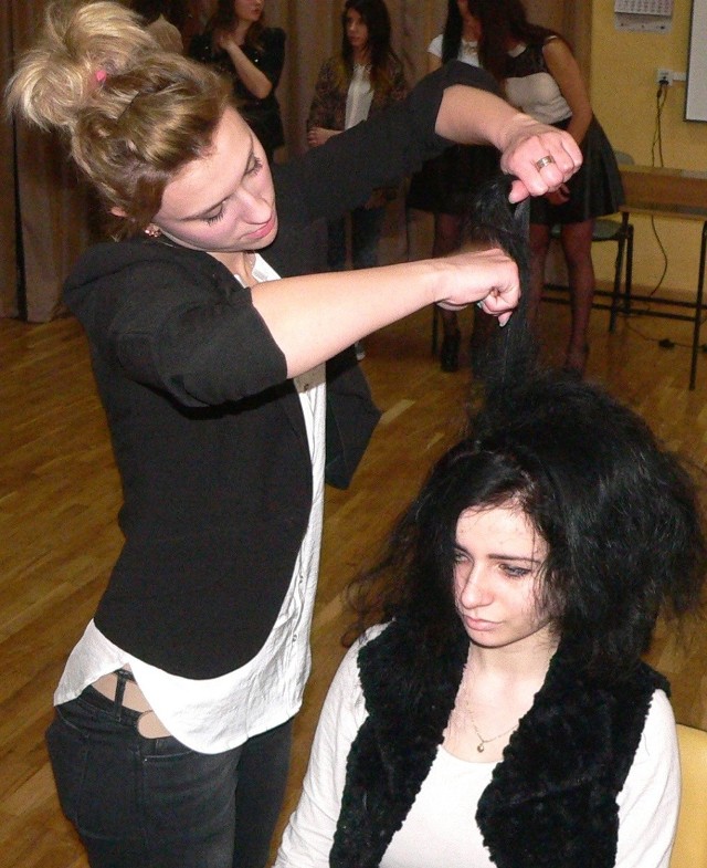 Włos się jeży... przed studniówką! W akcji fryzjerka Katarzyna Stepień i modelka Anna Charyga - maturzystka buskiego "ekonomika".