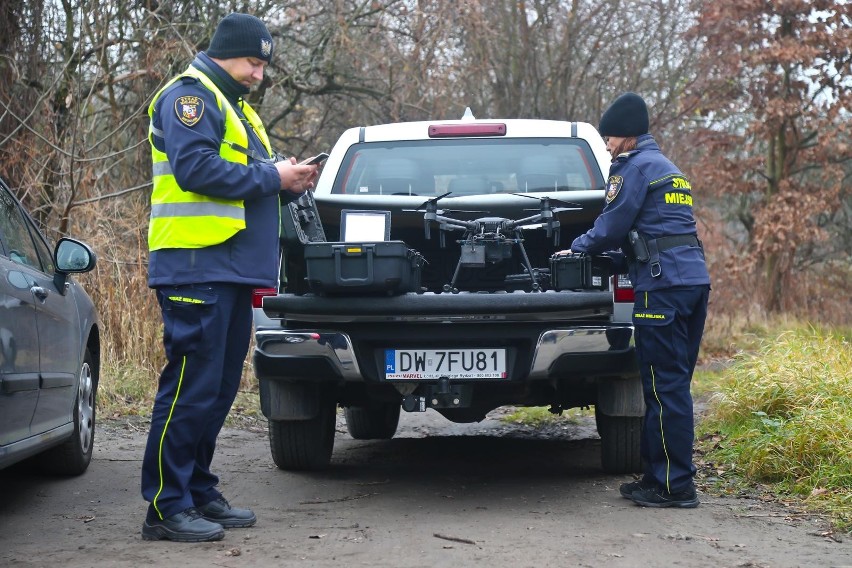 W kontroli strażnikom miejskim z Wrocławia pomaga dron...