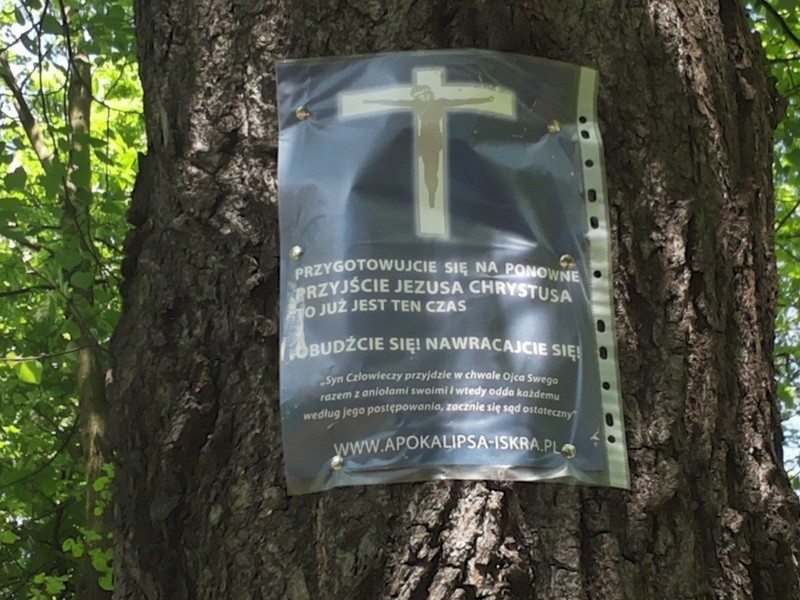 Setki plakatów we wrocławskich parkach: "Zacznie się sąd ostateczny" [ZDJĘCIA]