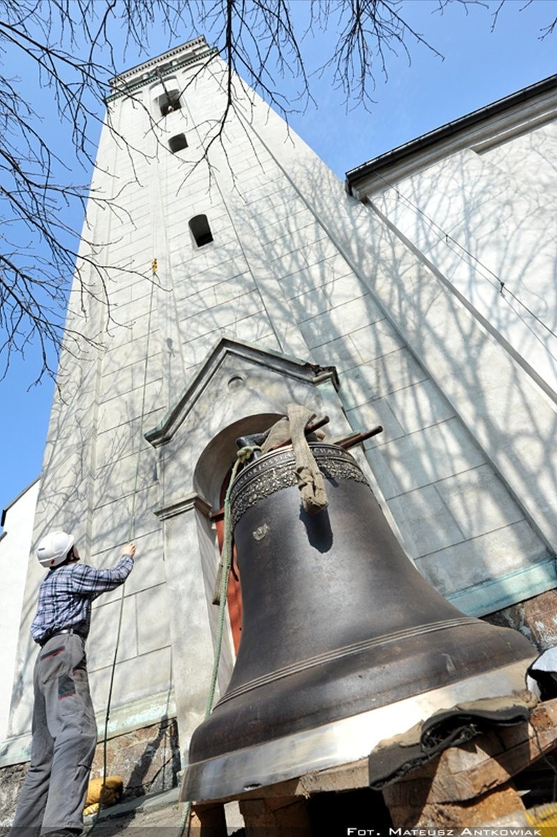 Dzwon sprowadzono do Olesna i odrestaurowano w ludwisarni....
