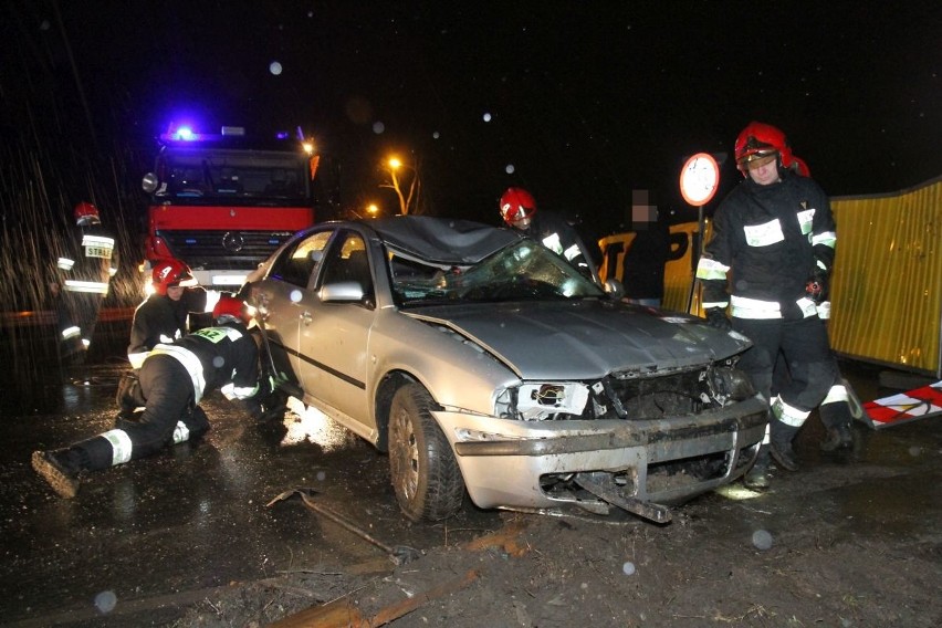 Wypadek na Chociebuskiej. Nie zauważył końca drogi i spadł ze skarpy