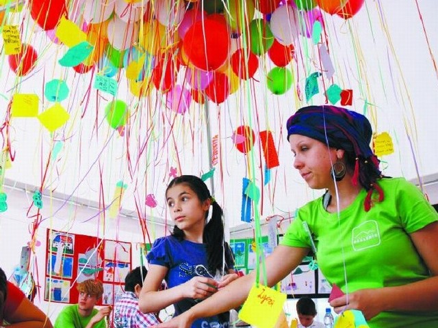 Wszyscy, którzy przyszli na festyn mogli napisać życzenia dla uchodźców. O godzinie 14.30 zostały one przyczepione do balonów i wypuszczone do nieba. Uczestnicy liczą, że kiedyś się one spełnią.