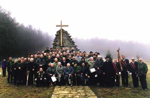 Wspólne pamiątkowe zdjęcie uczestników uroczystości jubileuszowych najstarszego Towarzystwa Łowieckiego w regionie o nazwie "Bieszczady".