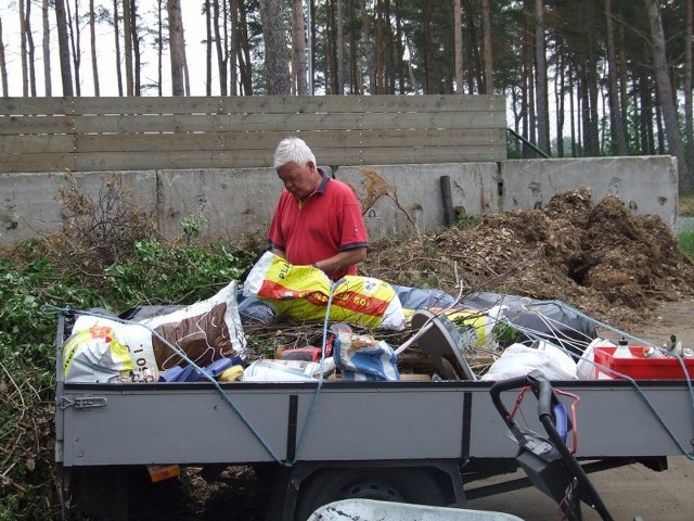 Punkt selektywnej zbiórki śmieci w gminie Ahus. Posegregowane odpady w gospodarstwach domowych, Szwedzi sami przywożą do takich punktów. Śmieci w miejscach zbiórki oddaje się za darmo. 