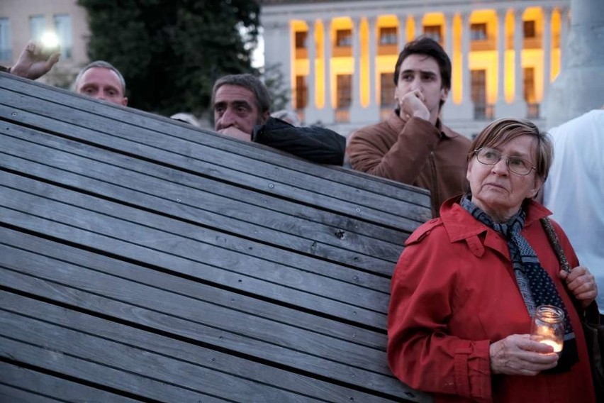 Skromna demonstracja KOD-u na placu Wolności [ZDJĘCIA]