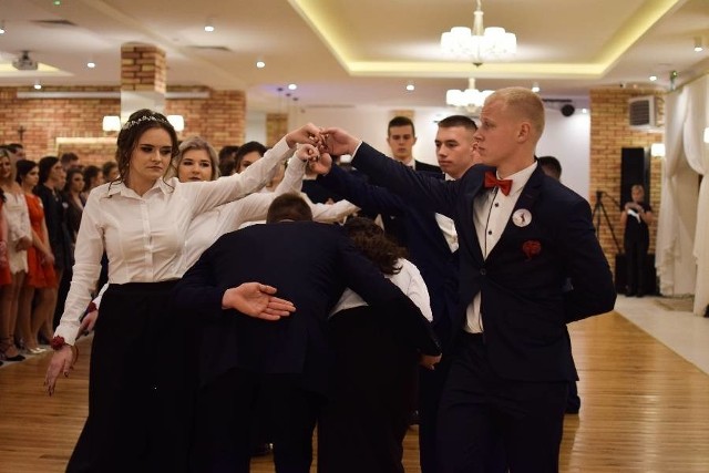 Piękni, młodzi i zdolni czyżewscy maturzyści bawili się w Gościńcu Jagoda w Ciechanowcu.