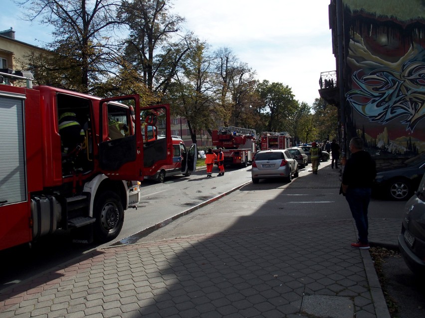 Nowy Sącz. Pożar w kamienicy przy al. Batorego sparaliżował miasto