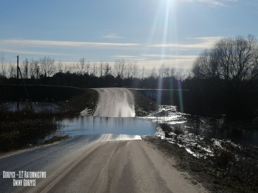 Uwaga kierowcy! Woda na drodze, most na rzece Łęg w Orliskach zamknięty do odwołania