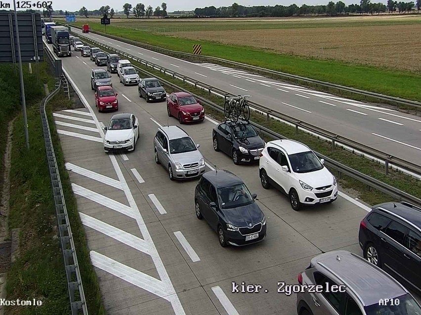 Karambol na autostradzie A4 pod Wrocławiem. Najpierw zderzyło się 5 samochodów, potem 3 kolejne [ZDJĘCIA]
