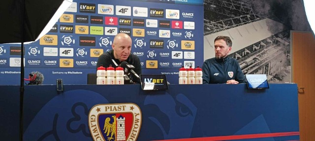 Trener Aleksandar Vuković na konferencji prasowej po meczu Piasta Gliwice z Puszczą Niepołomice. Z prawej rzecznik Piasta Karol Młot.