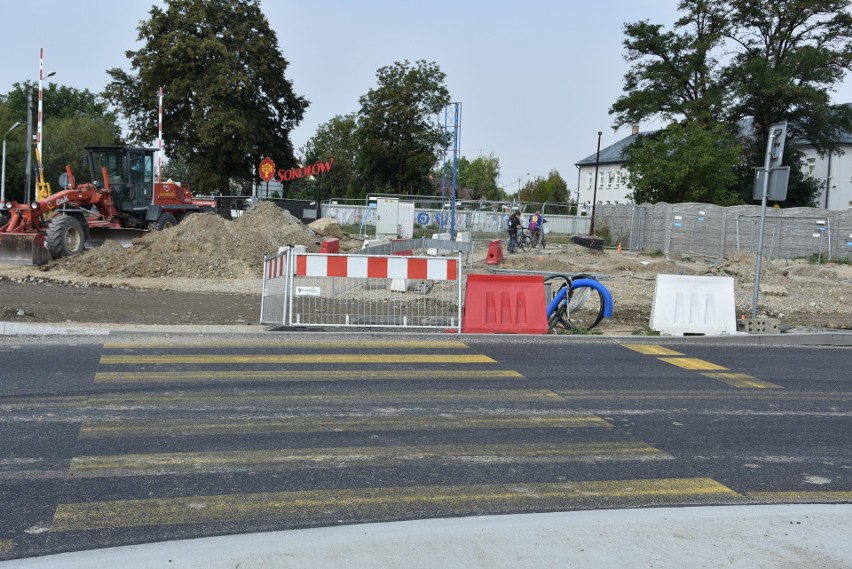 Tarnów. Na rozpoczęcie roku szkolnego rondo na al. Piaskowej przejezdne. Ale na Klikowskiej jest opóźnienie [ZDJECIA]