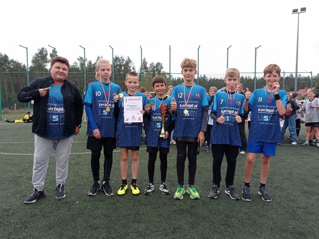 Uczniowie ze Szkoły Podstawowej w Czernikowie okazali się najlepszymi biegaczami przełajowymi w powiecie.