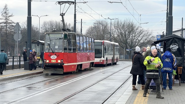 19 lutego tramwaje wróciły na nowe torowisko w Dąbrowie Górniczej. Zatrzymują się m.in. na jednym z dwóch nowych wspólnych przystanków autobusowo-tramwajowych, który powstał w rejonie alei RóżZobacz kolejne zdjęcia/plansze. Przesuwaj zdjęcia w prawo naciśnij strzałkę lub przycisk NASTĘPNE