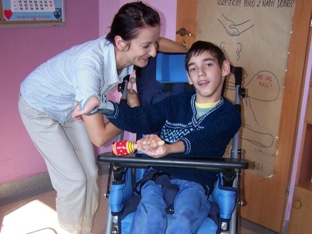 15-letni Michał korzysta z wózka podczas codziennych zajęć rewalidacyjnych w Zespole Placówek Specjalnych w Praszce. Na zdjęciu z nauczycielką Beatą Mazurek.