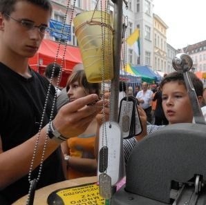 Mirosław Skubisz przyciąga swym wyrobem wielu klientów. Nieśmiertelniki, które robi wszystkim się podobają.