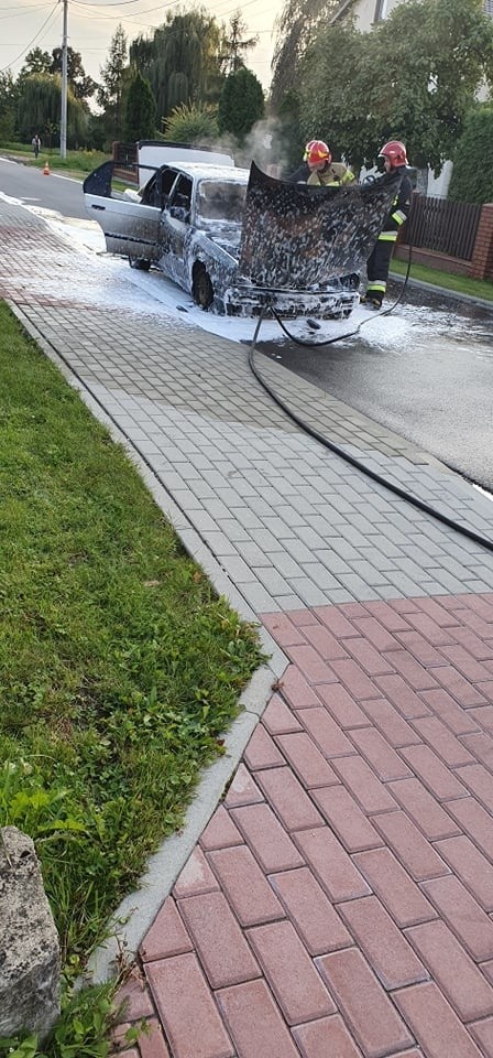 Libiąż. Samochód stanął w ogniu przy ul. Szkolnej. Spłonął doszczętnie [ZDJĘCIA]