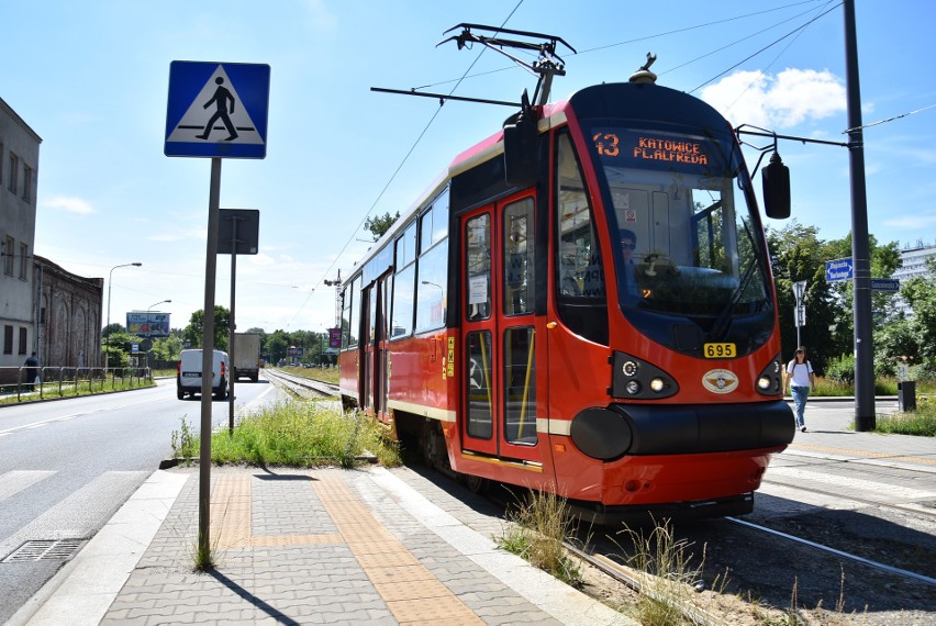 Przejście dla pieszych obok przystanku Wełnowiec...