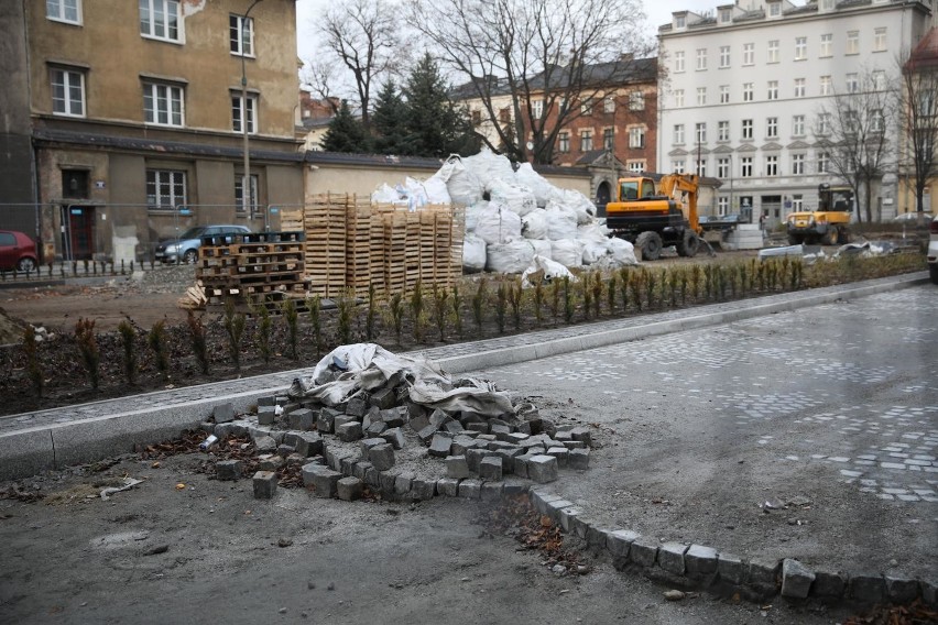 Kiedy zostaną dokończone prace na placu Biskupim w Krakowie?