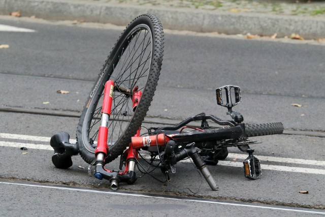 Prokuratura prowadzi śledztwo w sprawie tajemniczej śmierci rowerzystki pod Kutnem. Jej ciało znaleziono w rowie w okolicach miejscowości Bzówki w gminie Nowe Ostrowy.