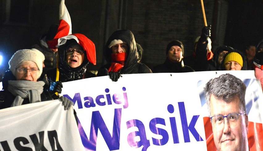 Protest przed Zakładem Karnym w Przytułach Starych, 13.01.2024. W obronie osadzonego tam Macieja Wąsika