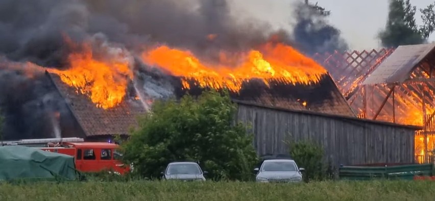 Sokoły. Wielki pożar w gminie Gołdap. Ogień strawił garaże, stodołę i budynek gospodarczy. Trwa zbiórka pieniędzy [ZDJĘCIA]