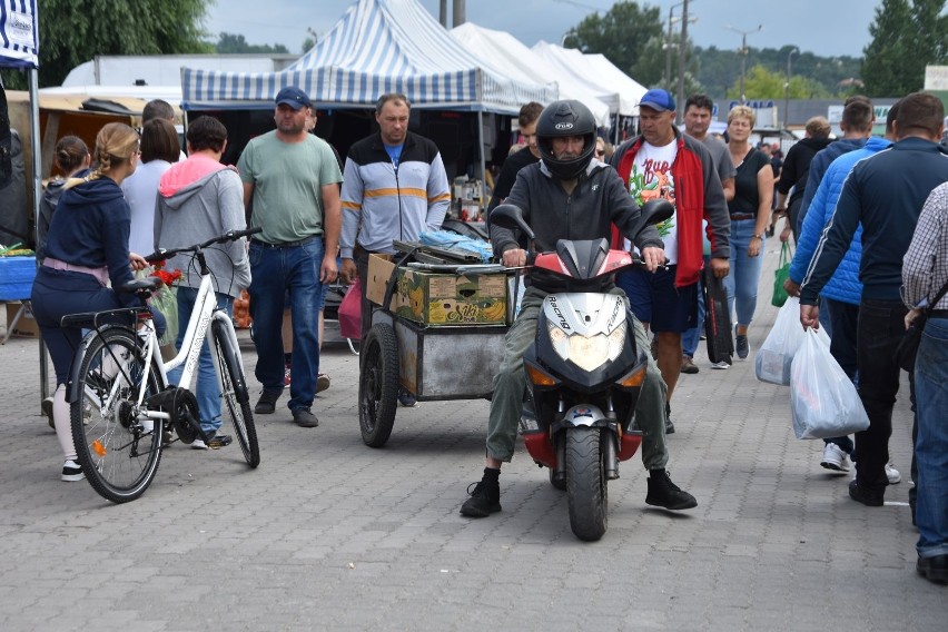 Pochmurna pogoda nie zniechęciła kupujących do zakupów na giełdzie w Sandomierzu w sobotę 9 lipca. Byłeś? Zobacz czy jesteś na zdjęciu!