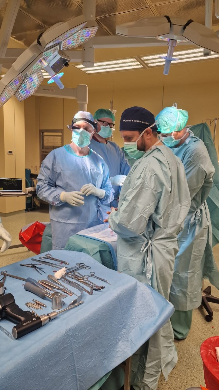 Niesamowite! Sztuczna inteligencja pomagała ortopedom z Wojewódzkiego Szpitala Zespolonego w Kielcach w operacji. Zobaczcie film