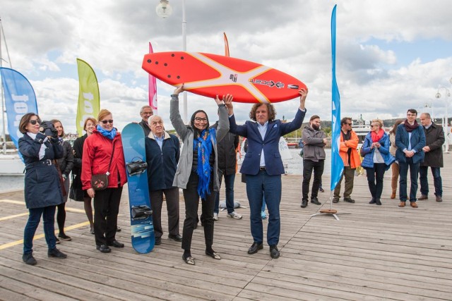 Wiceburmistrz Zakopanego, Agnieszka Nowak-Gąsienica oraz prezydent Sopotu, Jacek Karnowski wymienili w piątek, 27.04, deski: snowboardową na kitesurfingową, rozpoczynając tym samym sezon letni w Sopocie.